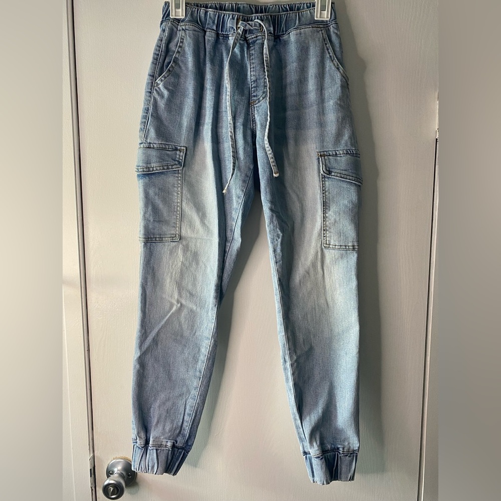 Light wash cargo pants